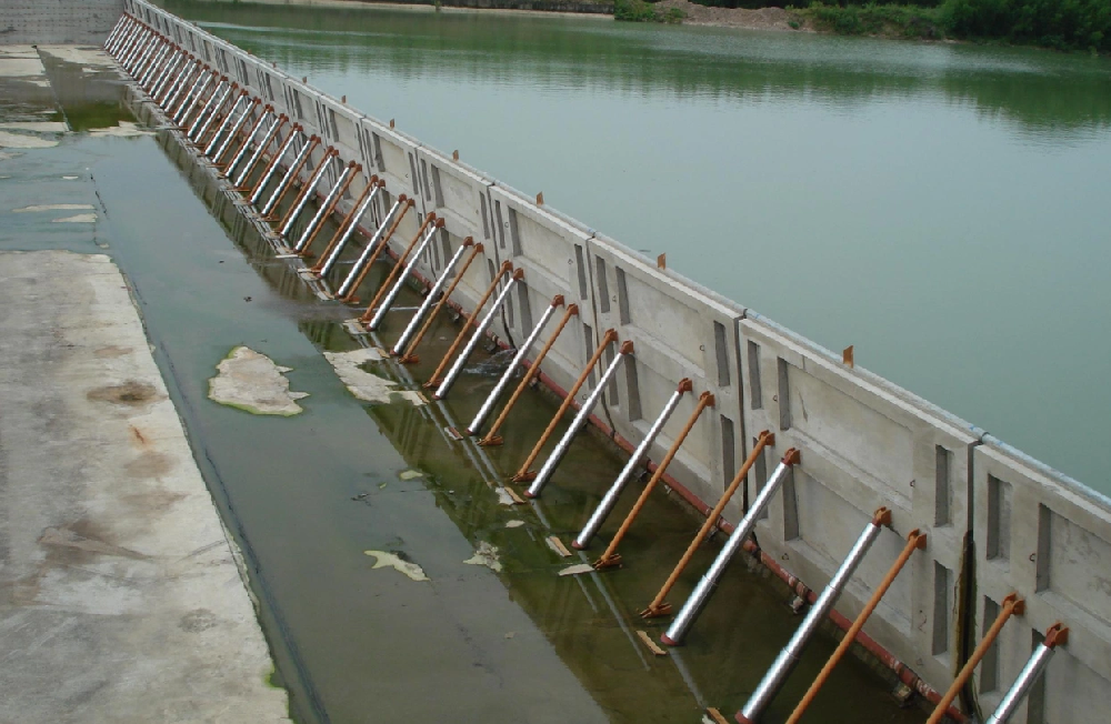 液压钢坝闸门的组成