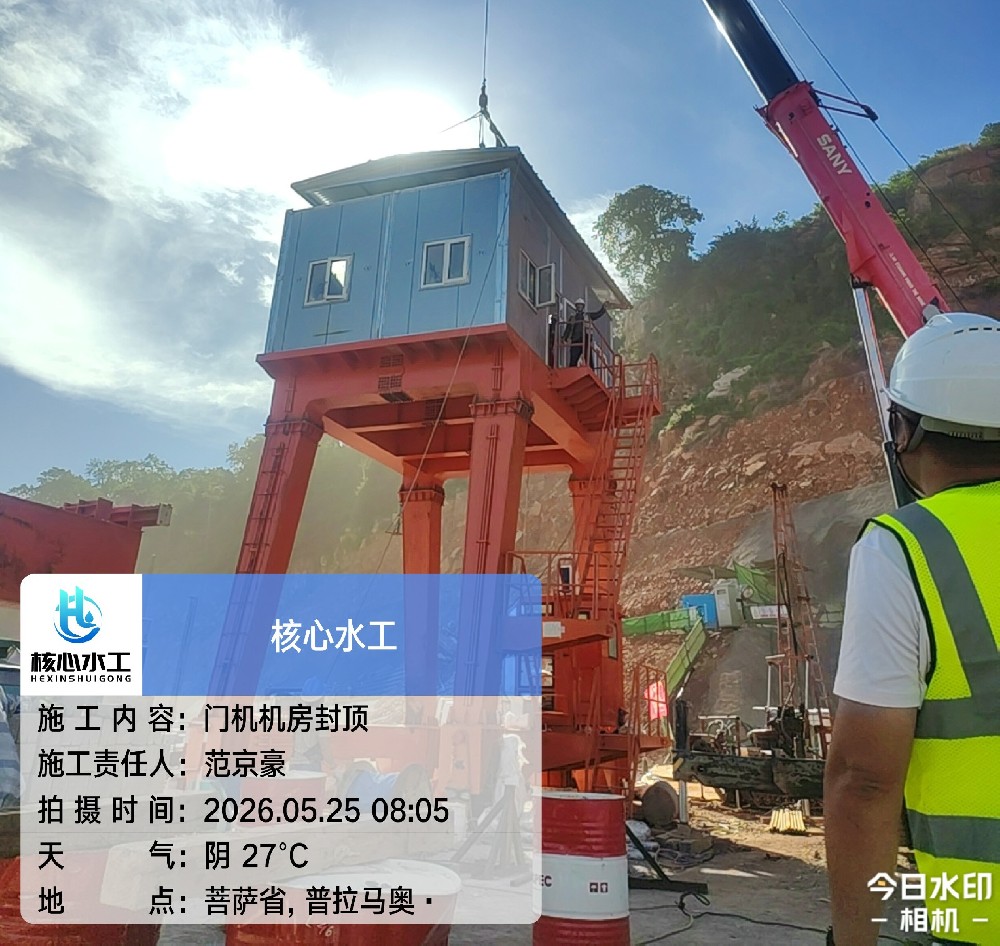 柬埔寨320kN门式卷扬启闭机安装